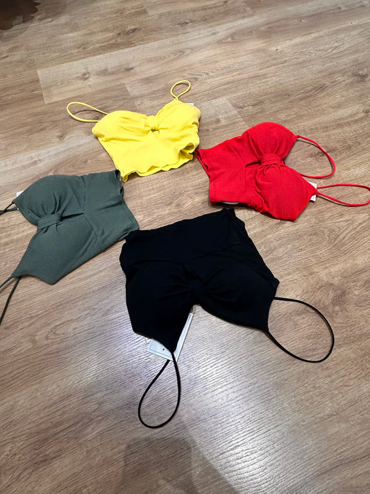 Top corto de mujer con tirantes finos y nudo frontal, estilo sexy y casual, ideal para verano, disponible en varios colores vivos, perfecto para combinar con falda o pantalón de talle alto