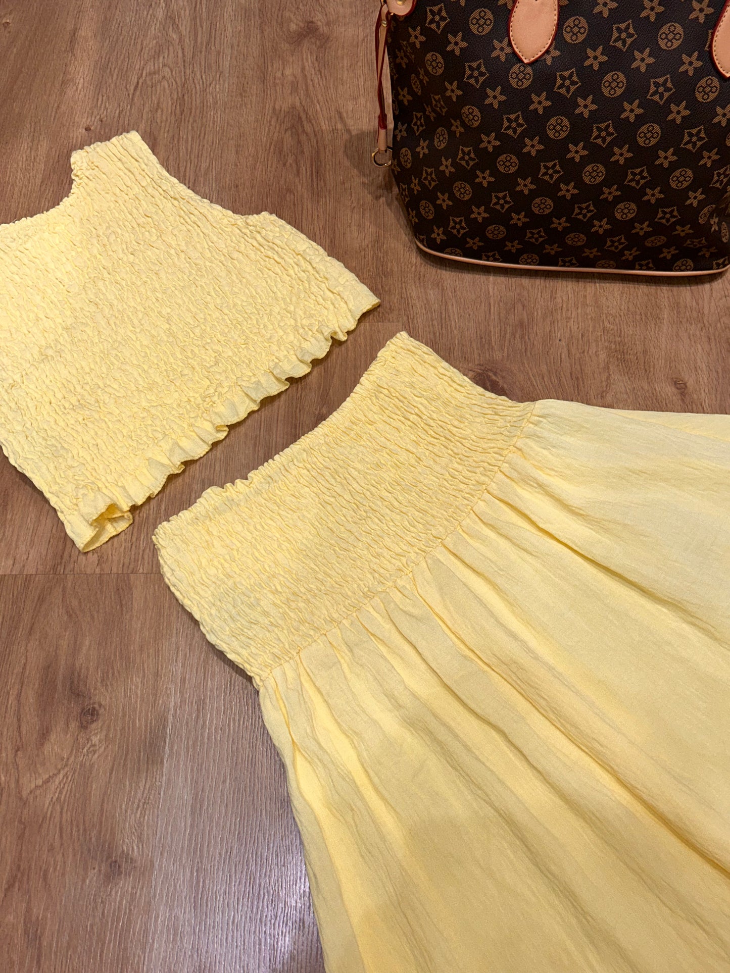 Conjunto mujer verano 2 piezas amarillo | Top fruncido sin mangas + falda larga fluida | Ropa casual femenina fresca ideal para playa, vacaciones y días cálidos