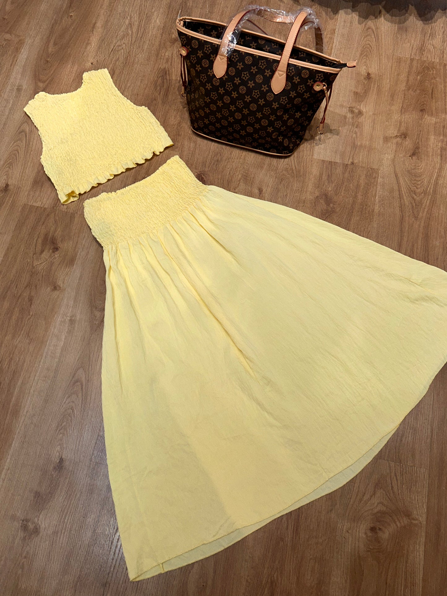 Conjunto mujer verano 2 piezas amarillo | Top fruncido sin mangas + falda larga fluida | Ropa casual femenina fresca ideal para playa, vacaciones y días cálidos