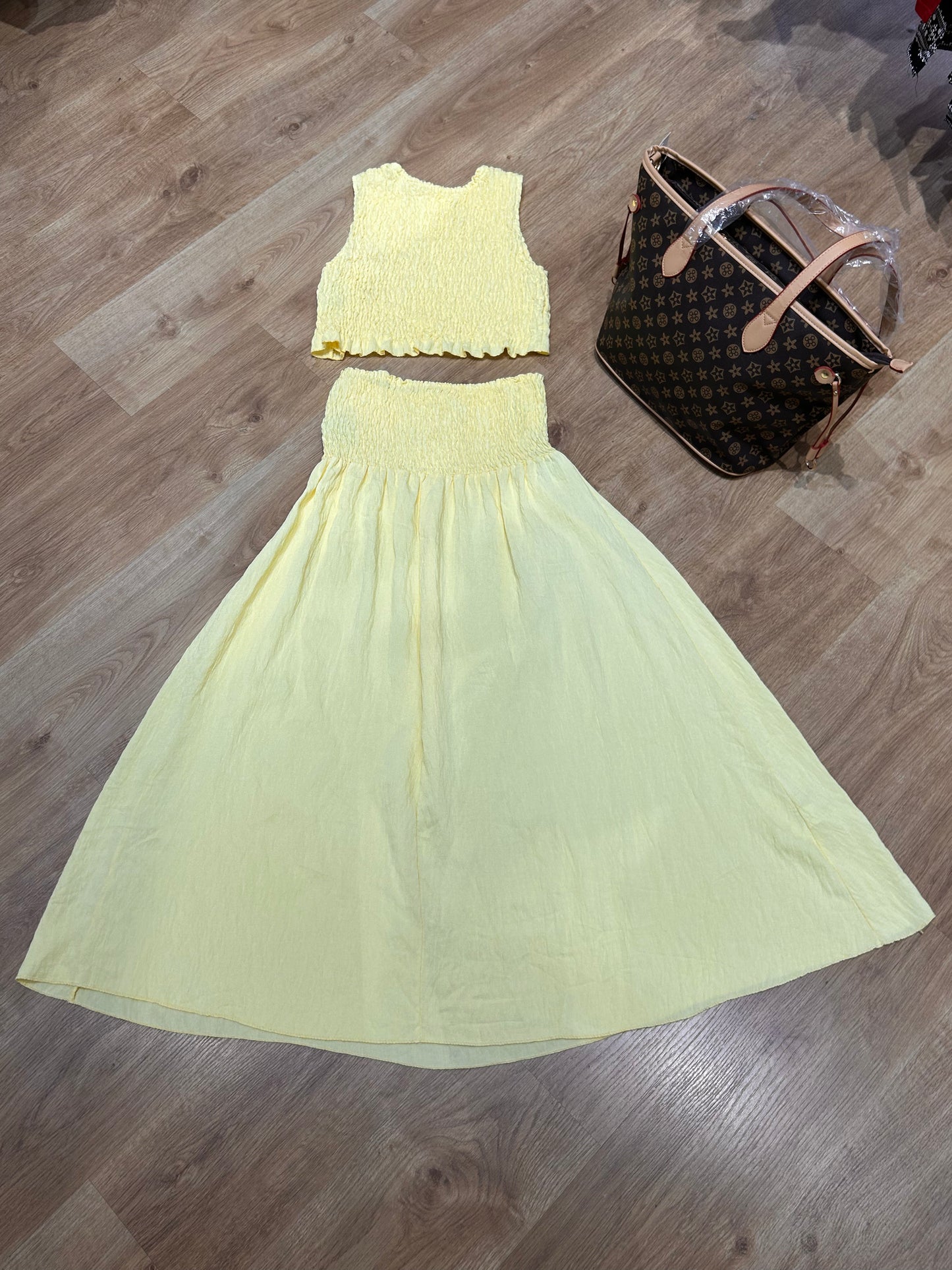 Conjunto mujer verano 2 piezas amarillo | Top fruncido sin mangas + falda larga fluida | Ropa casual femenina fresca ideal para playa, vacaciones y días cálidos