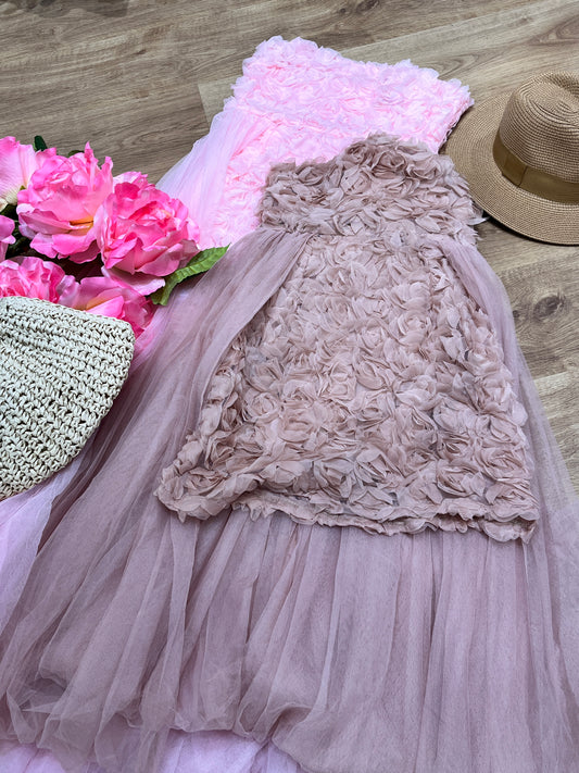 Vestido largo de fiesta rosa empolvado con tul vaporoso y flores en relieve 3D, diseño romántico y elegante para bodas, eventos especiales y sesiones de fotos – Estilo princesa